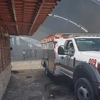 Imágenes de los bomberos intentando apagar el incendio provocado por el choque de un avión en el aeropuerto de Toluca, México