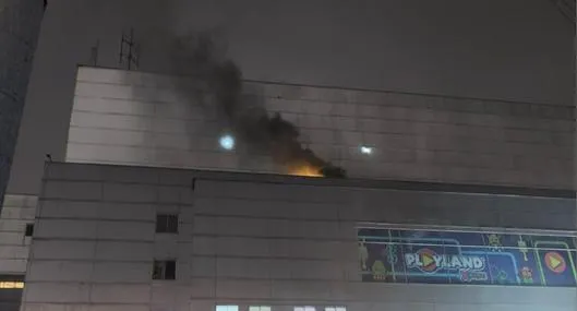 Incendio en centro comercial San Rafael de Bogotá este 15 de diciembre en local de comidas y ordenan evacuar de emergencia.