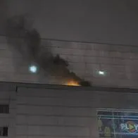 Incendio en centro comercial San Rafael de Bogotá este 15 de diciembre en local de comidas y ordenan evacuar de emergencia.