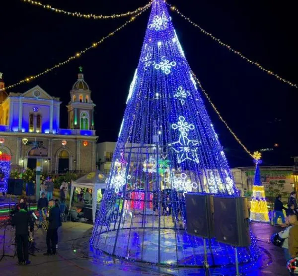 En fotos: así brilla este municipio del Oriente de Caldas con su alumbrado navideño