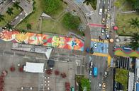 En el Eje Cafetero transforman el suelo en lienzo: pintan gran mural de 700 m2 que exalta la pereiranidad