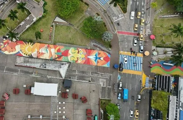 En el Eje Cafetero transforman el suelo en lienzo: pintan gran mural de 700 m2 que exalta la pereiranidad