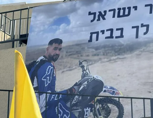 “Te esperamos en casa”: la esperanza de la madre del último rehén israelí retenido en Gaza