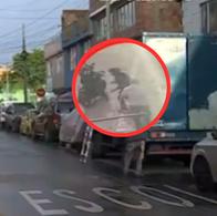 Le dispararon a otro joven en Bogotá por robarle celular: hay video de cómo enfrentó a ladrones en el piso. Lo golpearon varias veces.