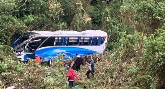 Grave accidente de bus de Copetrán: hay un muerto, varios heridos y vehículo rodó varios metros por la vía entre Bucaramanga y Arauca. 