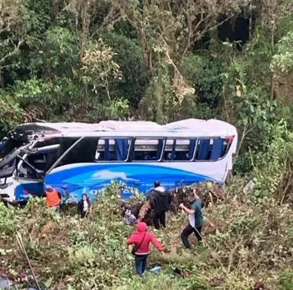 Grave accidente de bus de Copetrán: hay un muerto, varios heridos y vehículo rodó varios metros por la vía entre Bucaramanga y Arauca. 