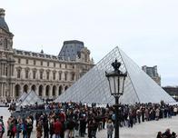 El Louvre reabre parcialmente tras votación para extender la huelga por condiciones laborales