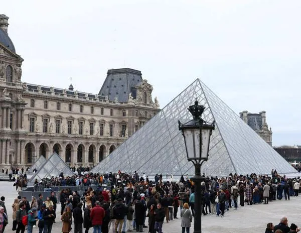 El Louvre reabre parcialmente tras votación para extender la huelga por condiciones laborales