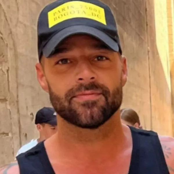 Aparece imagen de Ricky Martin sin camisa en un departamento con un hombre