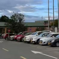 Millonario robo en parqueadero de famoso centro comercial: víctima retiró dinero de cajero y un banco. Ladrones escaparon en moto. 