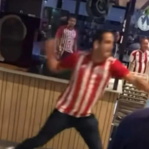 Hinchas del Junior se pelearon celebrando el título de Liga en público