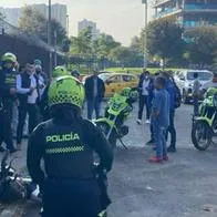 Balacera en Tunjuelito (Bogotá): un ladrón habría muerto por disparo de escolta. Hay varias motocicletas involucradas en la escena. 