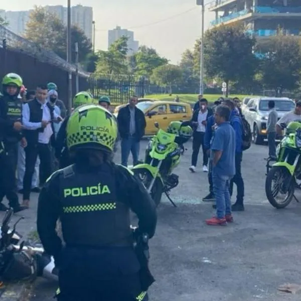 Balacera en Tunjuelito (Bogotá): un ladrón habría muerto por disparo de escolta. Hay varias motocicletas involucradas en la escena. 