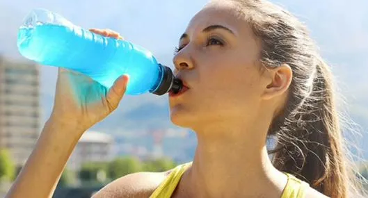 Cuáles son los riesgos de consumir en exceso sueros hidratantes en el cuerpo