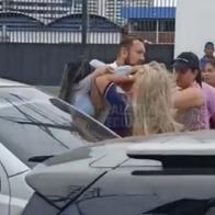 Mujer embarazada encontró a su esposo siéndole infiel y golpeó a la amante