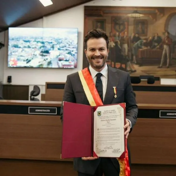 Gusi entró al social club del Concejo gracias a su vallenato: fue condecorado en Bogotá. Recibió la órden civil al Mérito José Acevedo Gómez. 