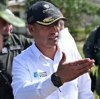 Colombian Defense Minister Pedro Sanchez (C) speaks with soldiers during his visit to the coca-growing region to speak with farmers about the substitution of illicit crops, in Villagarzon municipality, Putumayo department, Colombia, on September 5, 2025. (Photo by David SALAZAR / AFP)