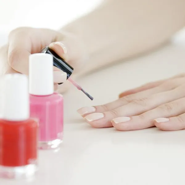 Invima prohibió elementos usados por mujeres en Colombia y salones de belleza