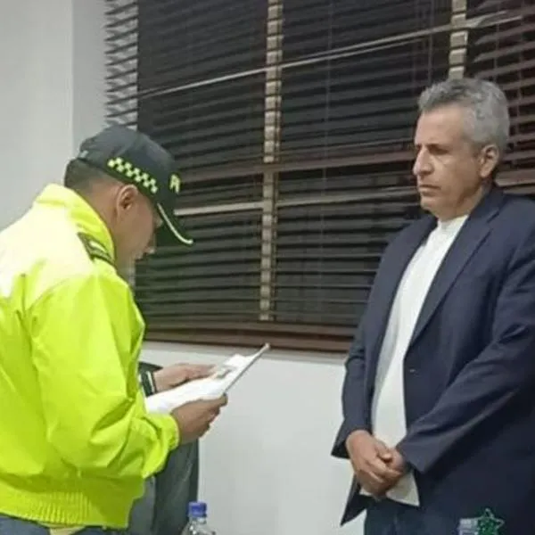 Aparece foto del momento exacto de la captura al exministro Velasco por escándalo de la UNGRD. El exministro Bonilla fue enviado al búnker de la Fiscalía. 