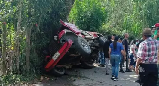 Nuevo accidente de un bus en Antioquia: iba con menores, se estrelló y se volcó