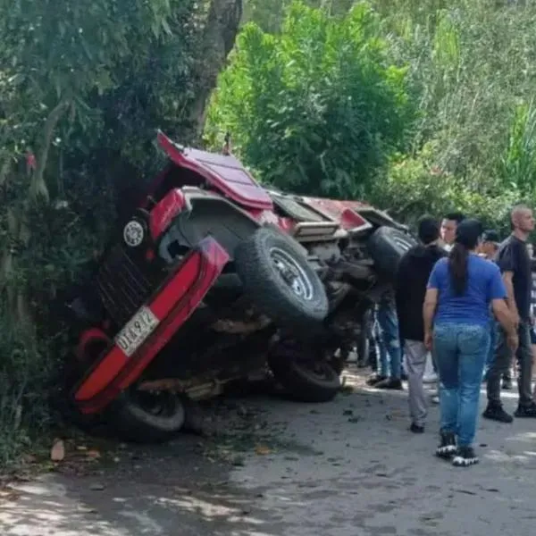 Nuevo accidente de un bus en Antioquia: iba con menores, se estrelló y se volcó