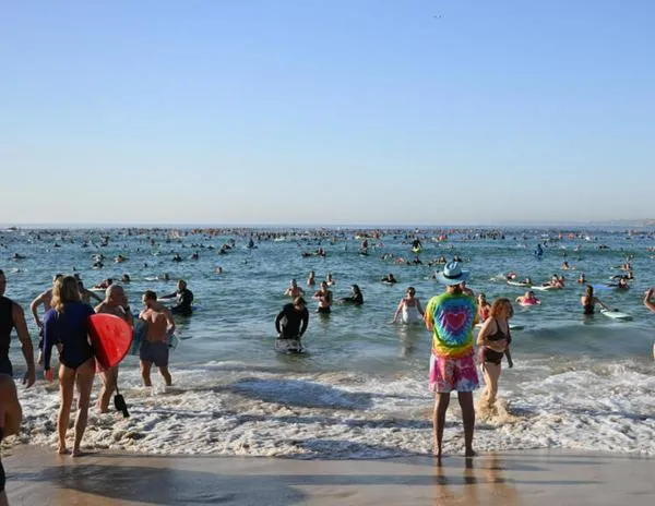 Reabre la playa de Bondi y el gobierno australiano lanza un programa de compra de armas