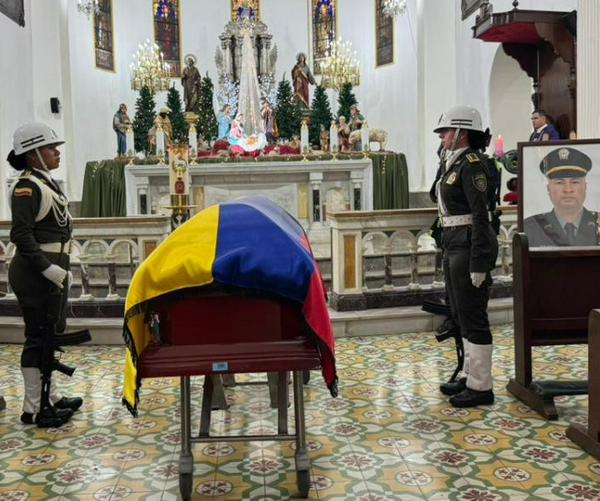 Honras fúnebres de los dos policías fallecidos tras atentado en Cali