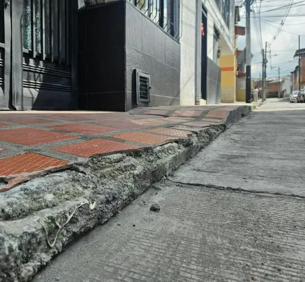 Arreglaron la vía, pero dañaron el andén en barrio de Manizales