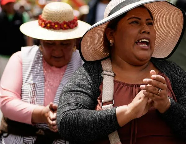 Transportistas paralizaron ciudades de Bolivia por corte de subsidios a combustibles
