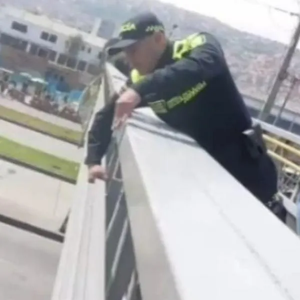 Policía evitó que una mujer se lanzara de puente peatonal en la autopista Sur de Bogotá  