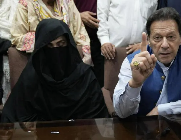 Pakistán: Imran Khan y su esposa, condenados a 17 años de cárcel por corrupción