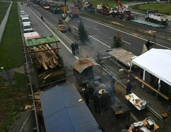 Ira agrícola: en Francia, bloqueos en el suroeste pese a los llamados a una "tregua de Navidad"