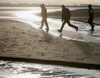 “Detengan los barcos”: activistas británicos de extrema derecha buscan frenar migrantes irregulares