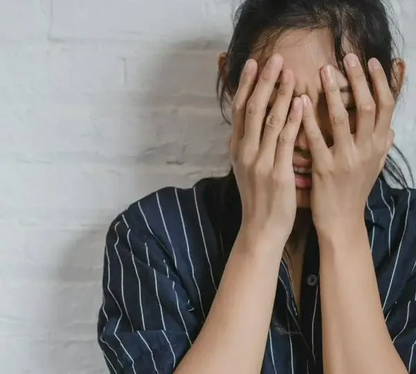 Cinco gestos comunes que transmiten inseguridad, según experta en lenguaje corporal