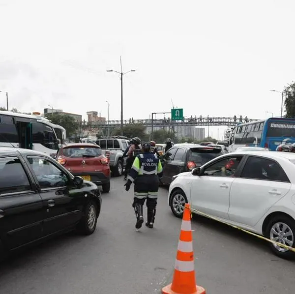 "Hasta 2 horas": caótico panorama para viajeros que salgan hacia la vía Bogotá-Girardot. Los trancones son antes de llegar al peaje. 