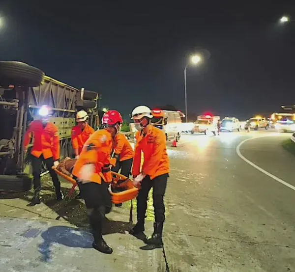 Tragedia en accidente de tránsito: al menos 15 muertos y 19 heridos en choque y volcamiento de un bus