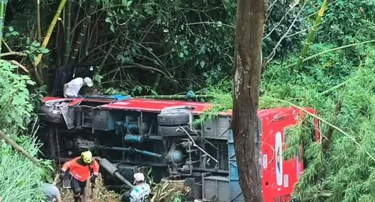 Bus se fue a un abismo en la vía Medellín-Santa Elena y hay varios heridos; video es impactante. Alcalde se pronunció. 