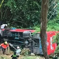 Bus se fue a un abismo en la vía Medellín-Santa Elena y hay varios heridos; video es impactante. Alcalde se pronunció. 