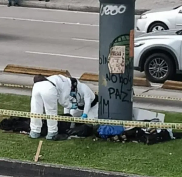 Susto en el centro de Bogotá: encontraron cuerpo sin vida debajo de un puente de Transmilenio en Centro Memoria. 