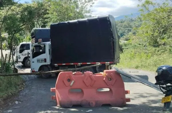 Eje Cafetero: camioneros bloquearon vía que conecta a tres municipios, exigen mantenimiento de la carretera