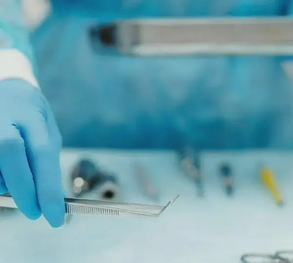 Cirujano es señalado de abusar a paciente durante operación: "Esos movimientos no eran normales”