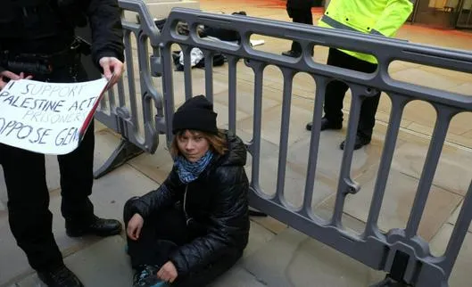 Detienen a Greta Thunberg en Londres por apoyo a grupo clasificado como terrorista