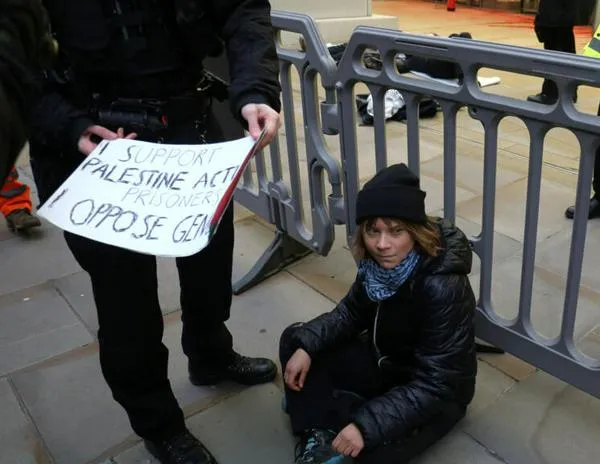 Detienen a Greta Thunberg en Londres por apoyo a grupo clasificado como terrorista