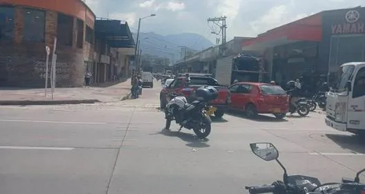 Grave accidente en la NQS, en Bogotá: motociclista murió tras impacto con un camión