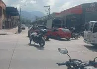 Grave accidente en la NQS, en Bogotá: motociclista murió tras impacto con un camión