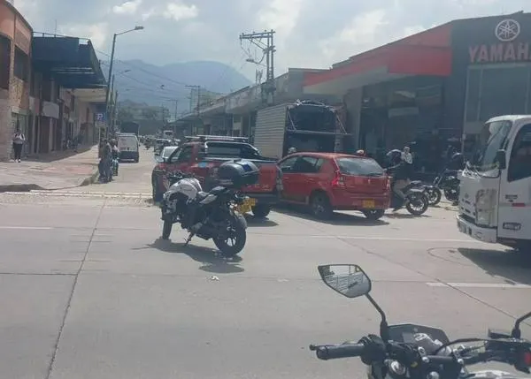 Grave accidente en la NQS, en Bogotá: motociclista murió tras impacto con un camión