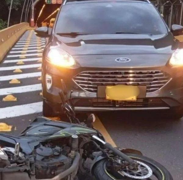 Conductor se creyó en videojuego y causó accidente al meterse en contravía por túnel de Tolima. Pudo producirse una tragedia. 