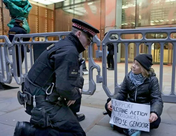 Liberan a la activista Greta Thunberg de tras su arresto en una protesta propalestina en Londres
