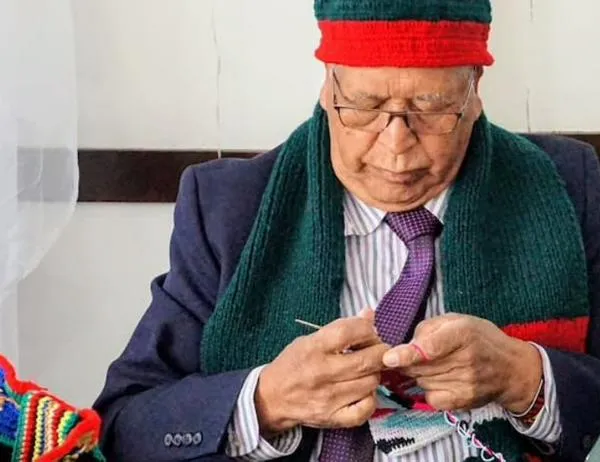 Personas mayores de Teusaquillo tejen sus propios regalos navideños 