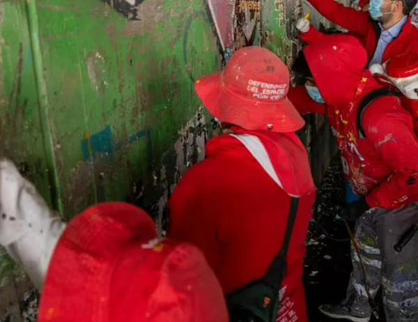 Alcaldía de Bogotá refuerza ofensiva contra la publicidad ilegal en puentes y espacio público 